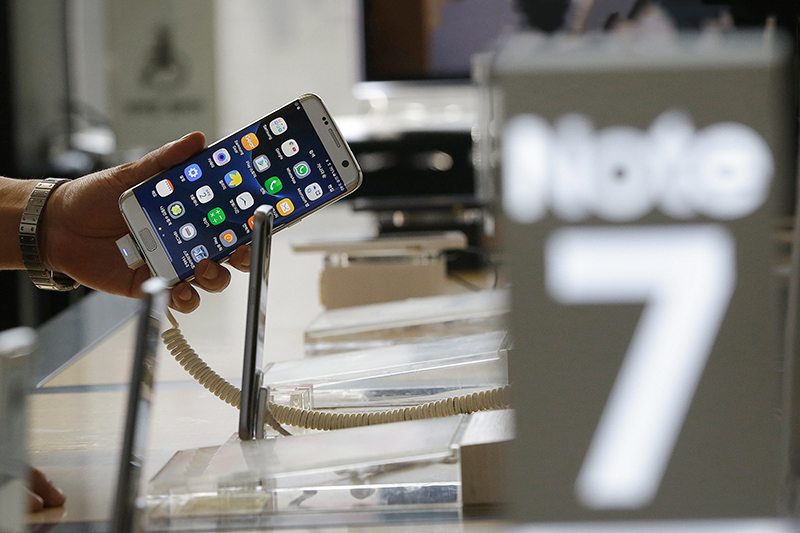 Samsung Galaxy Note 7

В середине августа Samsung Electronics выпустила&nbsp;смартфоны Galaxy Note&nbsp;7. Продажи были приостановлены в&nbsp;начале сентября, когда&nbsp;компания сообщила о&nbsp;том, что&nbsp;из-за&nbsp;дефекта аккумуляторов девайсы могут перегреваться во&nbsp;время пользования и&nbsp;взрываться. Samsung обратился к&nbsp;владельцам Galaxy Note 7 с&nbsp;рекомендацией как&nbsp;можно скорее обменять устройства. Всего было отозвано около&nbsp;2,5 млн ранее проданных устройств в&nbsp;разных странах, производство ​смартфона было приостановлено.

&nbsp;
