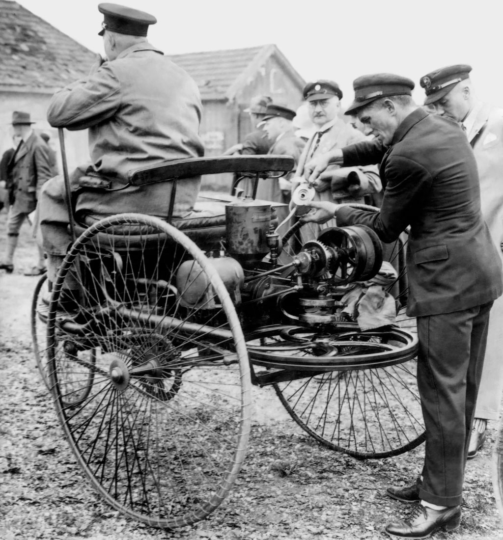 Первый автомобильный ДВС в привычном понимании был создан в 1885 году Карлом Бенцем&nbsp;&mdash; мотор использовался на автомобиле Benz Patent-Motorwagen.