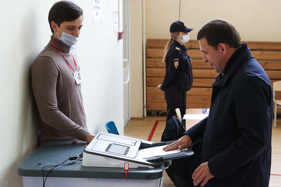 Губернатор Свердловской области Евгений Куйвашев голосует на выборах главы региона на избирательном участке № 1331 в Единый день голосования