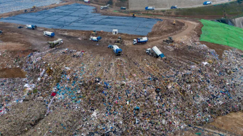 Грузовики расчищают свалку Цзянкуньгоу от мусора