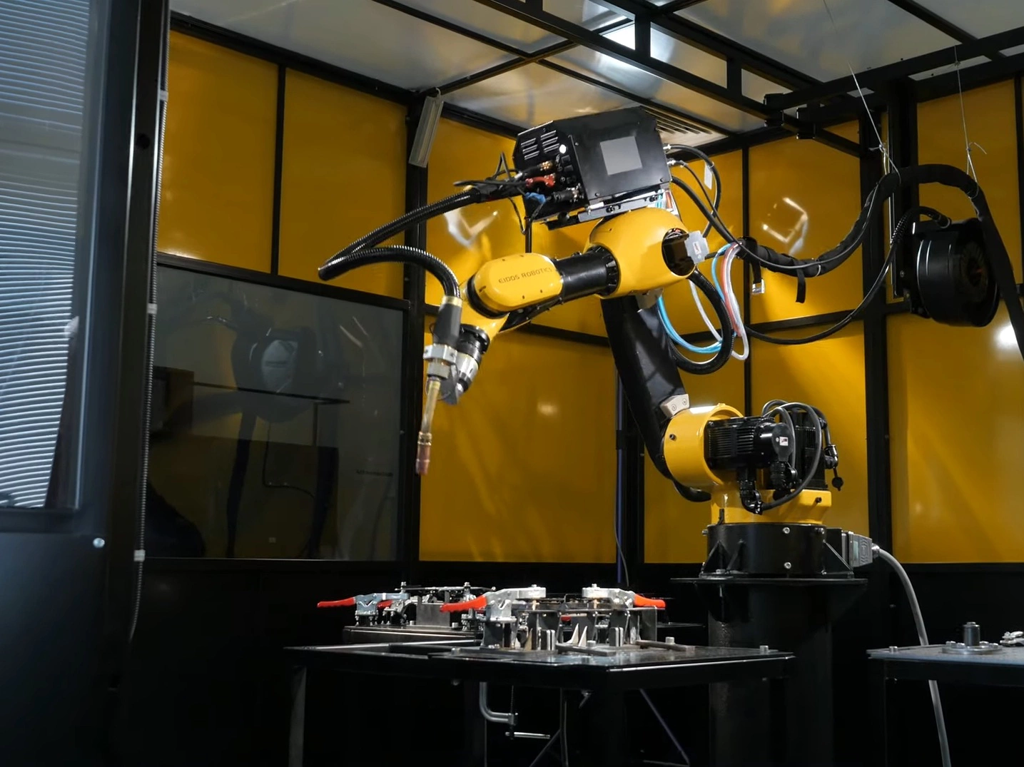 скриншот видео компании «Эйдос Робототехника»