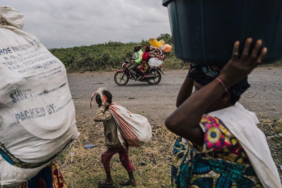 Местные жители возвращаются в родные деревни после того, как закончились боевые действия между повстанцами М23 и конголезскими силами в Гоме, ДРК, февраль 2025 года