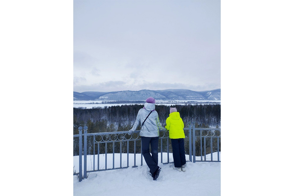 После укуса, еще не осознав всей серьезности случившегося, так как одежда не пострадала, мы продолжили прогулку и забрались на вершину живописного Царева кургана (Самарская область, 15 февраля 2026 года)