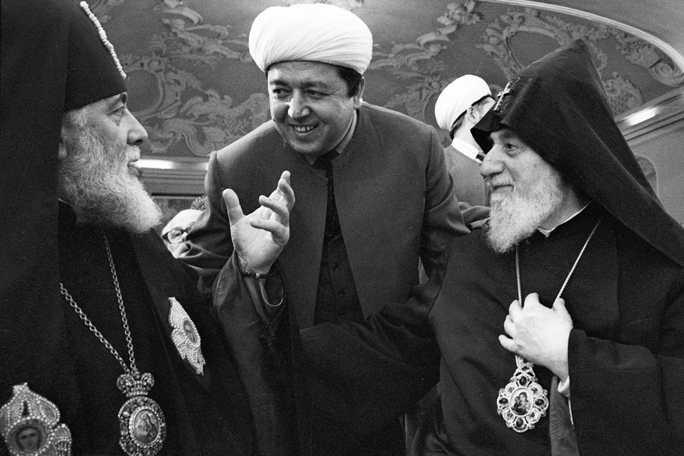 Илия II, председатель духовного управления мусульман Средней Азии и Казахстана Шамсутдинхан Бабаханов и глава Армянской церкви каталикос Вазген I в Троице-Сергиевой лавре в 1985 году.