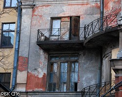 На Петроградской стороне обрушился балкон жилого дома