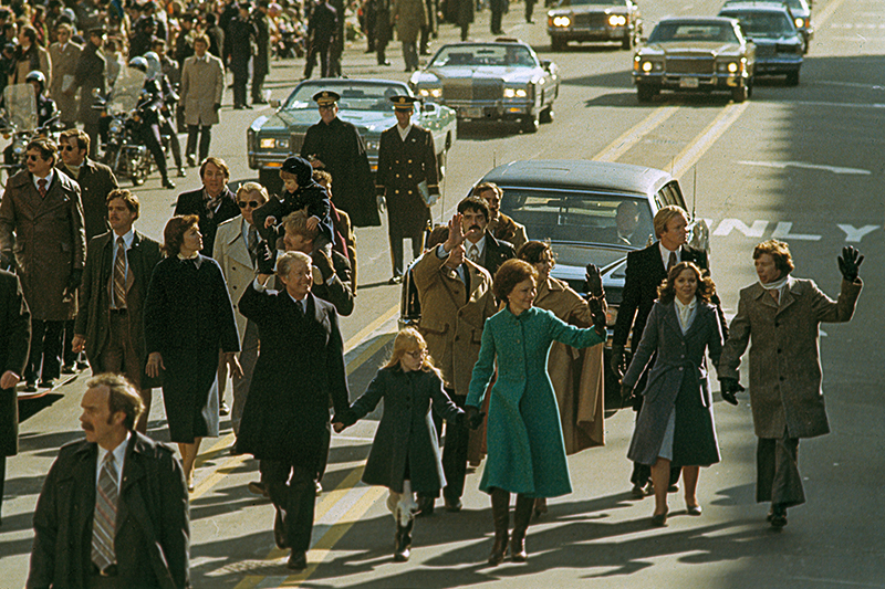 Джимми Картер, впервые избранный в 1977 году, стал единственным президентом, который пешком вместе со своей супругой Розалин прошел к месту инаугурации, отказавшись от кортежа. Затем во время инаугурационного парада он вместе с военными прошел от Капитолия до Белого дома.
