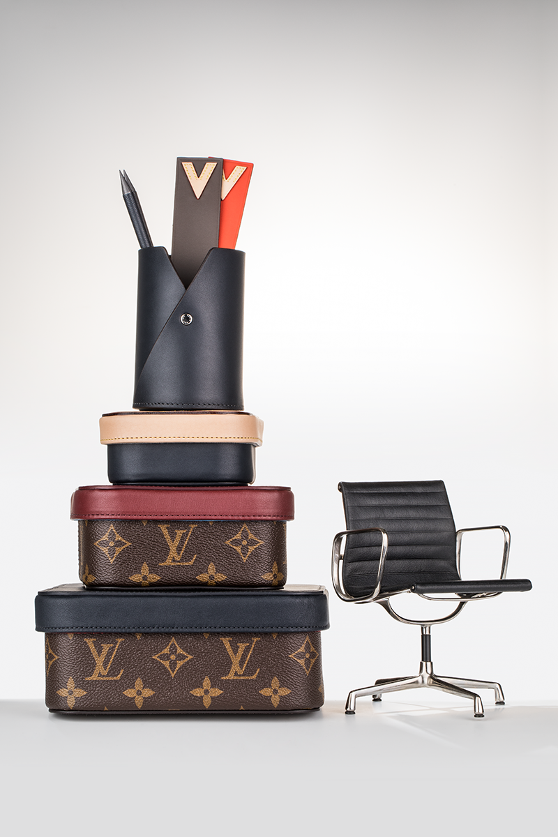 Шкатулки, карандашница, карандаши, закладки, все Louis Vuitton
Кресло EA 108, Vitra