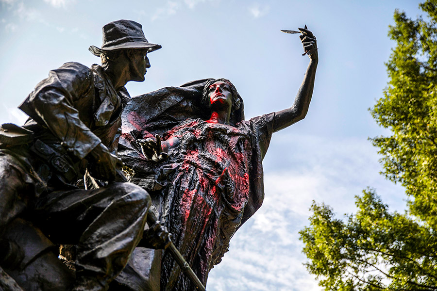 В штате Джорджия, по данным USA Today, 90 памятников, посвященных Конфедерации. В ночь на 14 августа активисты, возмущенные поведением ультраправых в Шарлоттсвилле, устроили акцию протеста и в парке Пидмонт и испачкали памятник сложившему оружие солдату-конфедерату краской.
