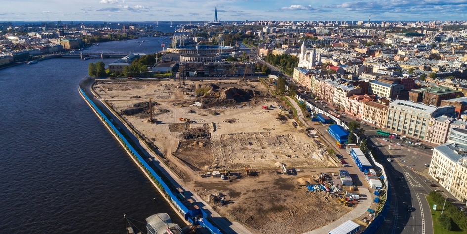 Вид на строительную площадку рядом со стрелкой Васильевского острова и Петропавловской крепостью, где планируется построить парк