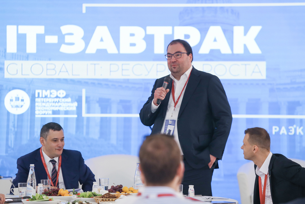 Максут Шадаев, министр цифрового развития, связи и массовых коммуникаций РФ, на IT-завтраке в рамках ПМЭФ 2021