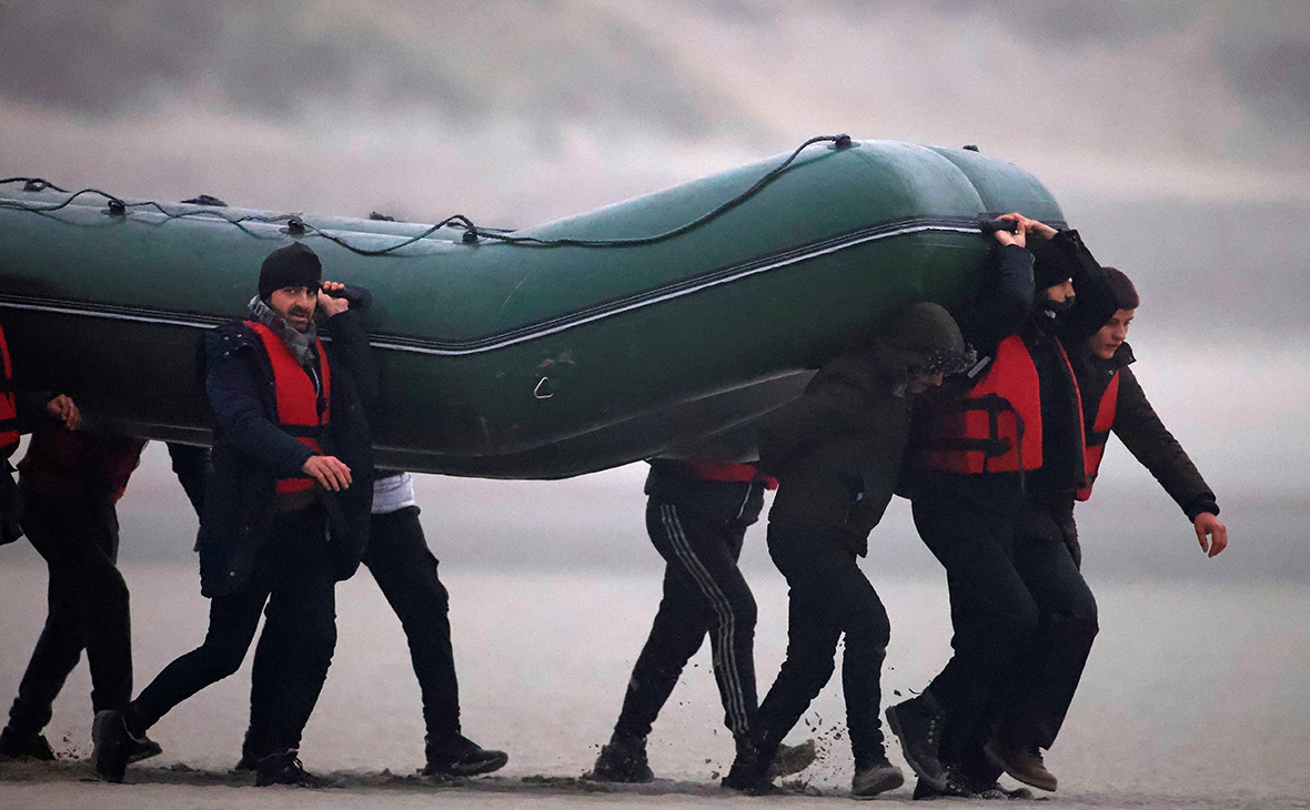 Мигранты направляются от побережья Франции, чтобы пересечь Ла-Манш