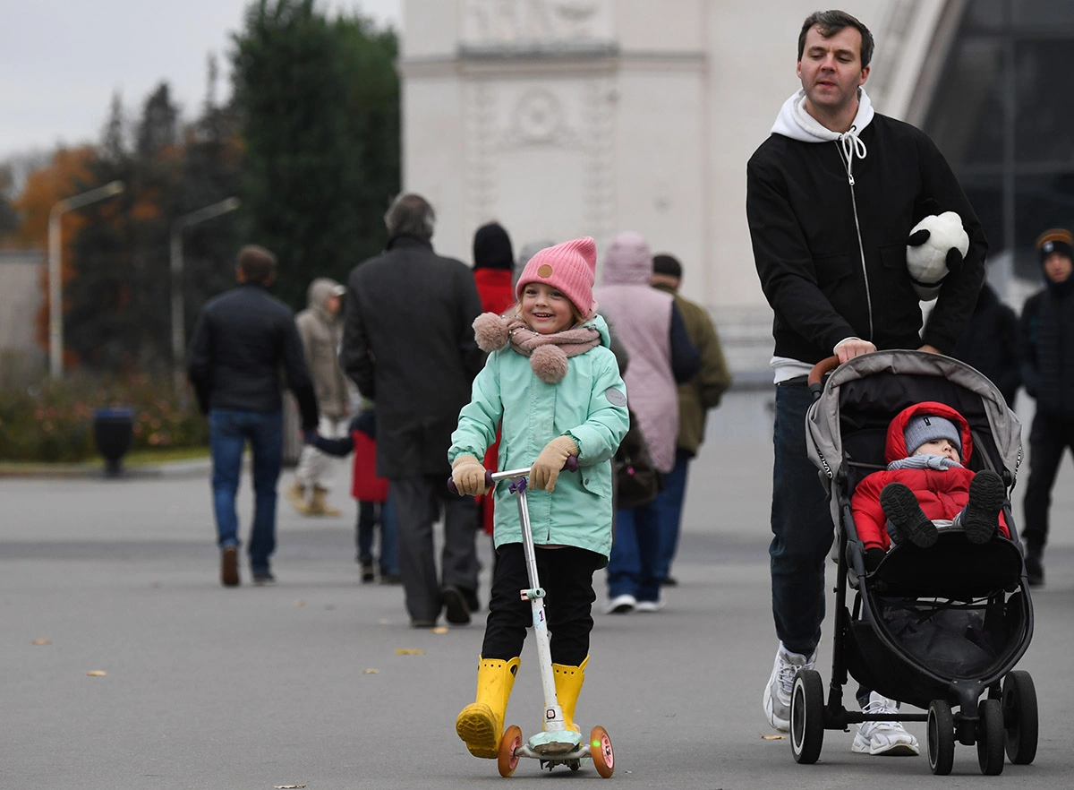 <p>Мужчина с детьми гуляют по ВДНХ в День отца. В 2021 году в России этот праздник отмечался&nbsp;впервые, принято решение отмечать его в каждое третье воскресенье октября</p>