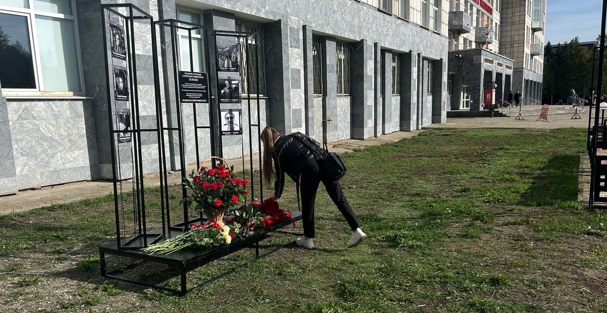 В Пермском университете почтили память жертв массовой стрельбы
