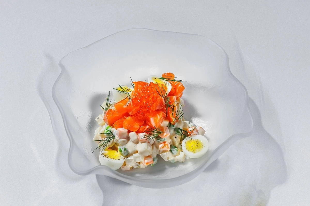 Оливье с мурманской форелью и красной икрой