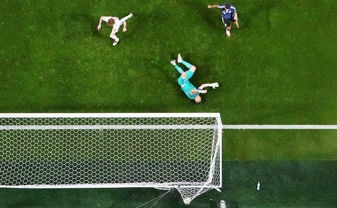 Paul Childs / Reuters