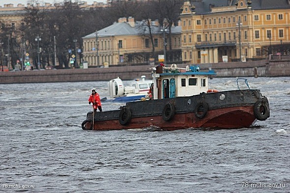 В Неве затонул буксир.