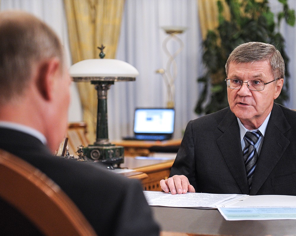 Генеральный прокурор РФ Юрий Чайка и президент России Владимир Путин (справа налево)