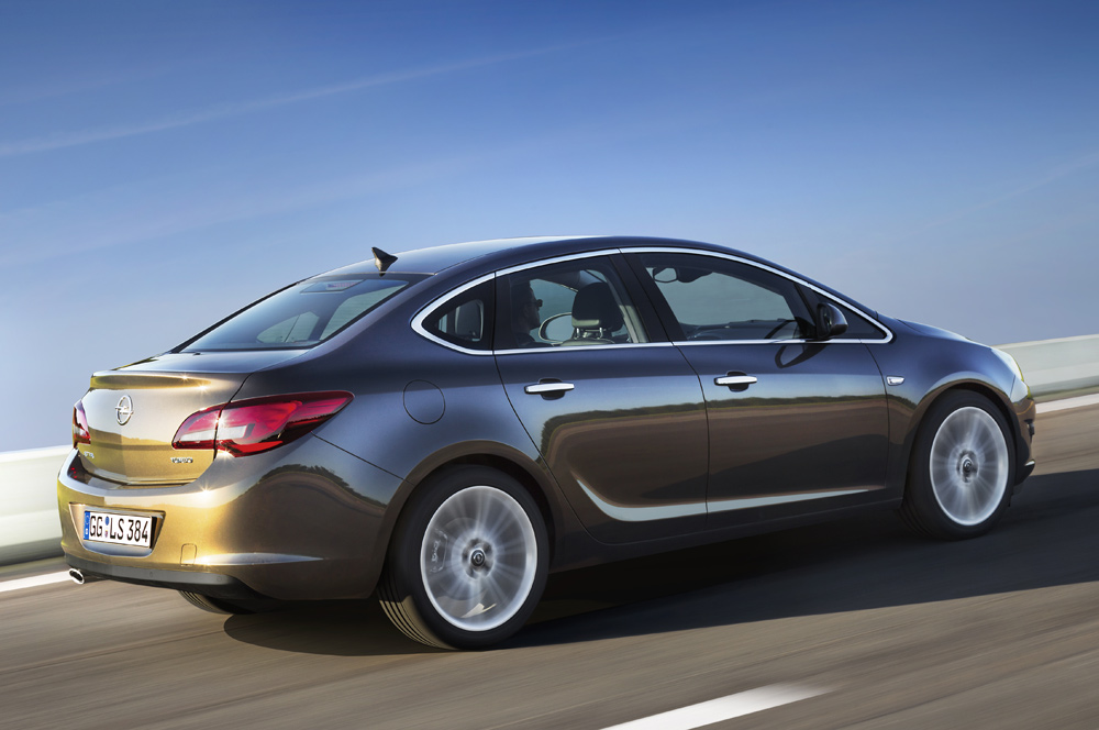 Из хэтчбеков в седаны: тест-драйв Opel Astra
