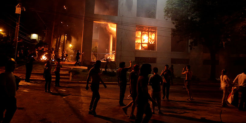 В Парагвае протестующие подожгли здание республиканского конгресса