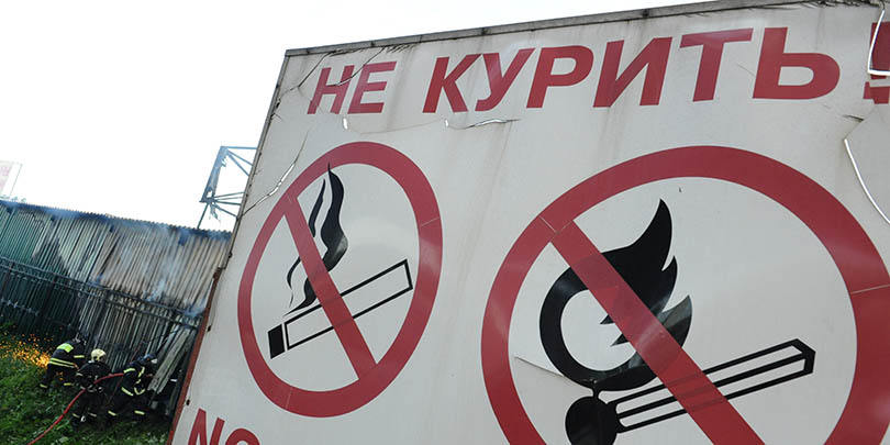В Госдуму внесен законопроект о запрете курения у подъездов