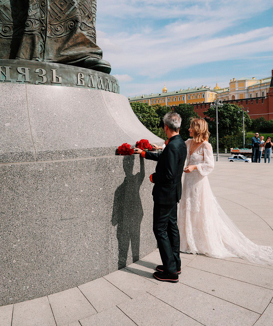 Перед тем как отправиться на венчание, молодожены возложили цветы к памятнику князю Владимиру на Боровицкой площади в Москве