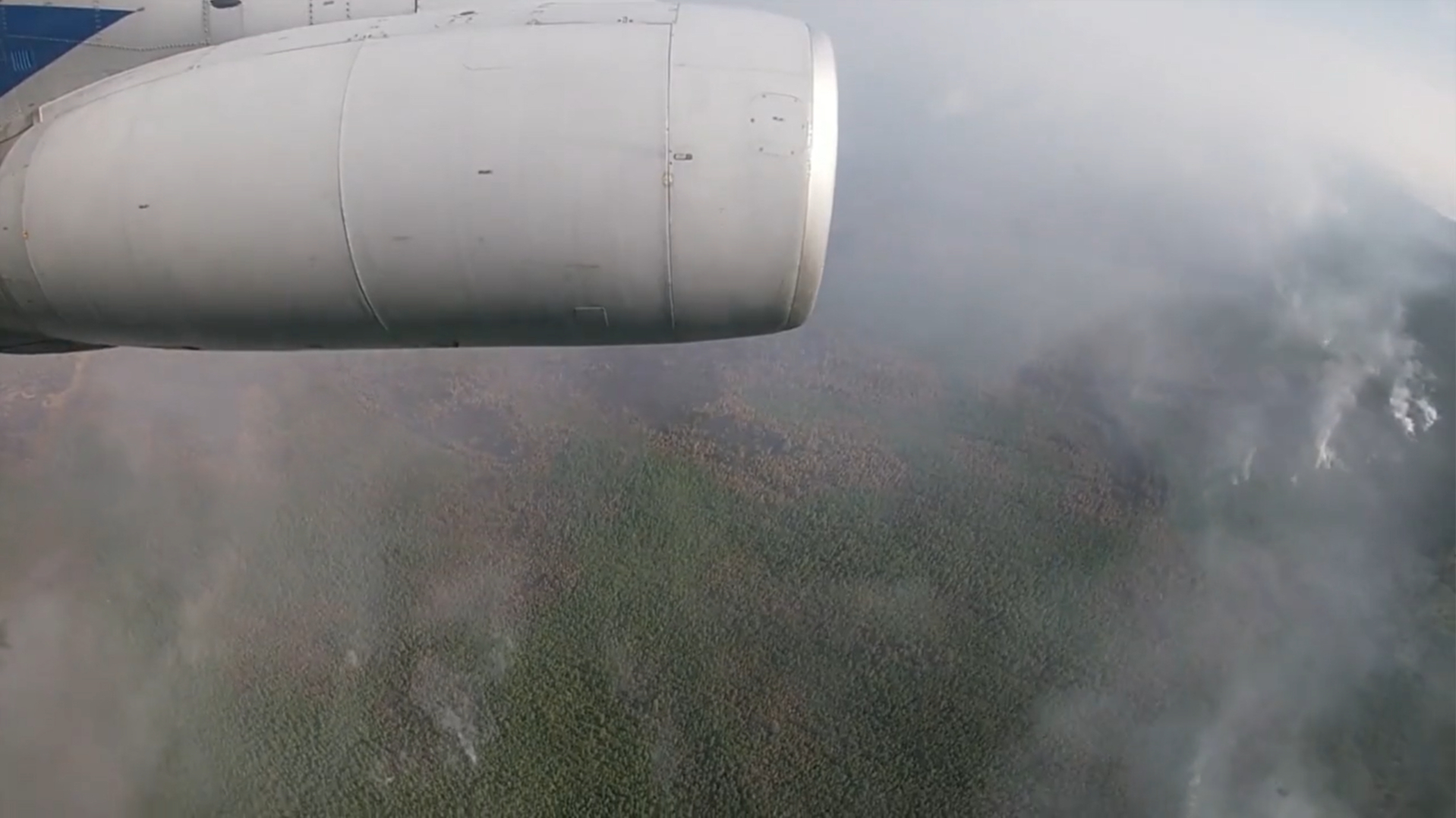 Минобороны сбросило 6 тыс. тонн воды на лесные пожары в Якутии. Видео