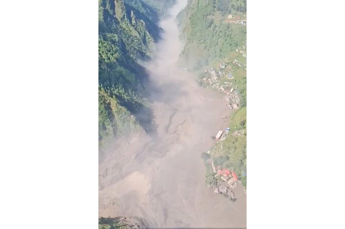 Поток грязи и воды на пути из Лхасы в Катманду