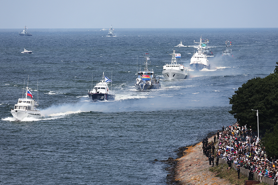 Корабли, участвующие в параде ко дню ВМФ в Балтийске (Калининградская область).