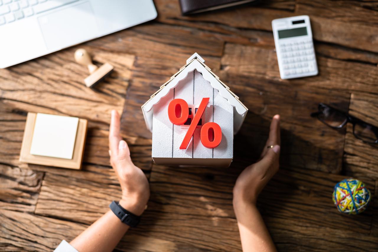 Рынок жилья достаточно инертный, поэтому текущее повышение ипотечных ставок пока не оказало сильного влияния на поведение продавцов
