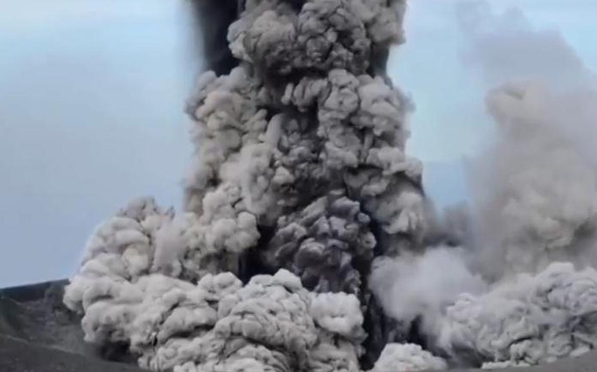 Вулкан Эбеко на Дальнем Востоке выбросил столб пепла на высоту 4,5 км