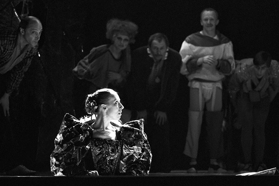 Инна Чурикова и Михаил Козаков (слева на втором плане) во время репетиции спектакля &laquo;Гамлет&raquo; в постановке Глеба Панфилова в театре &laquo;Ленком&raquo;