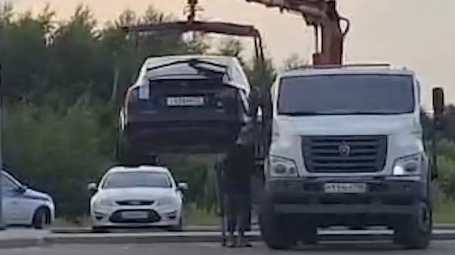 Tesla Старовойта увезли на эвакуаторе с места его гибели