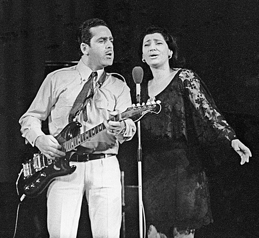 Участники грузинского ансамбля «Орэра» Роберт Бардзимашвили и Нани Брегвадзе, 1970 год