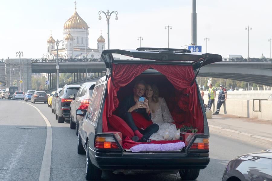 Константин Богомолов и Ксения Собчак едут в загс в свадебном катафалке, 2019 год