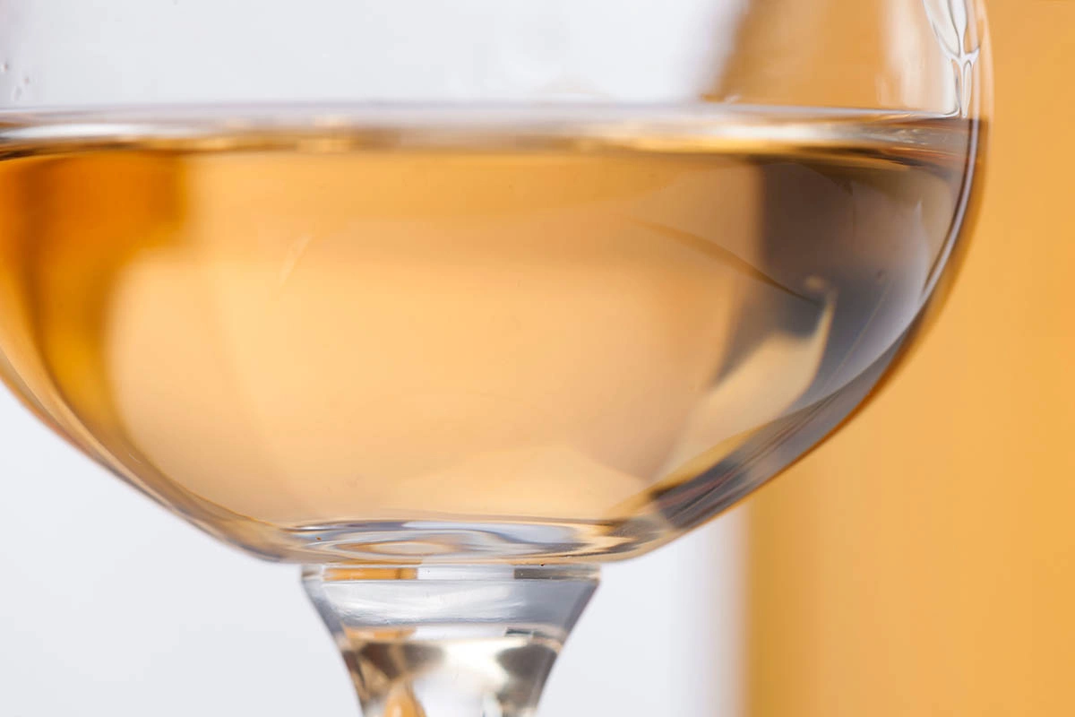 Сильнее всего меня гложет мысль о тех ярких винах, которые навсегда исчезли с рынка, как бы мы ни мечтали об обратном. Пожалуй, лучший оранж, который мне довелось пробовать (и который я не купил): «ХМЭ» из «ркацители»