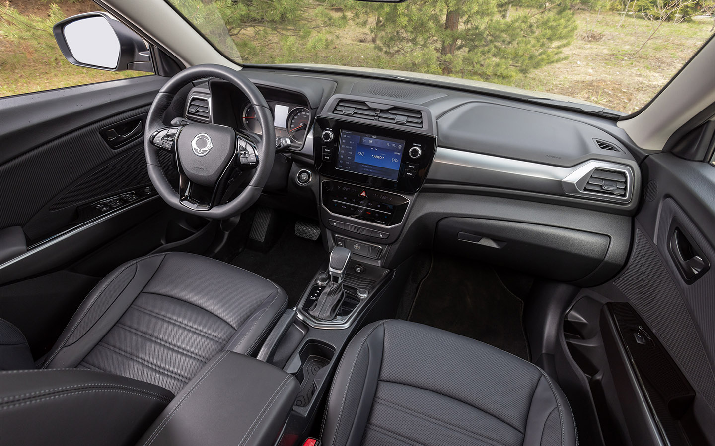 Видно, что интерьер рисовали в середине прошлого десятилетия: в отделке используются твердый пластик, обилие физических кнопок и скромненький экран мультимедиа. Но эргономика при этом заслуживает всяческих похвал