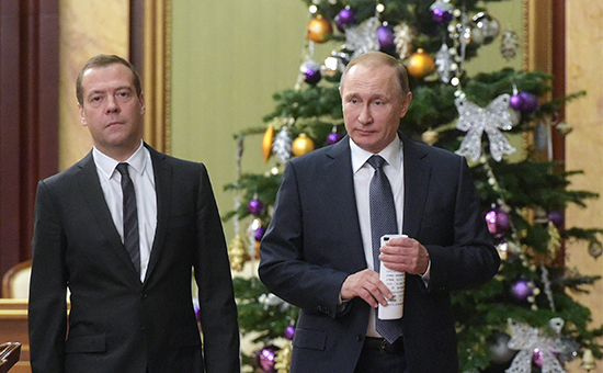 Премьер-министр РФ Дмитрий Медведев и президент РФ Владимир Путин (слева направо) перед началом встречи с членами правительства