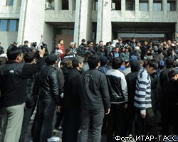 На главной площади Бишкека собралась многотысячная толпа