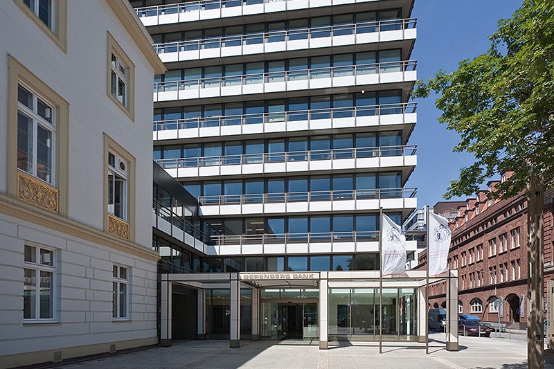 Berenberg BankГде основан: Гамбург, ГерманияГод основания: 1590Возраст: 424 годаГамбургский Berenberg Bank является старейшим торговым банком в мире и старейшей финансовой организацией в Германии. Семья Беренбергов занималась торговлей одеждой начиная с XV века и основала банк, чтобы обслуживать возрастающие объемы торговли. На протяжении столетий банком владеют три династии ганзейских торговцев (Беренберг, Госслер и Зейлер). На сегодняшний день Berenberg Bank является одним из ведущих независимых торговых и private банков в Европе, под управлением которого находятся активы общей стоимостью более €30 млрд. Газета The Financial Times в 2012 году назвала Berenberg Bank «лучшим private банком в Германии», отдав ему предпочтение перед Deutsche Bank. Консервативная бизнес- и инвестиционная стратегия банка помогла ему существенно вырасти во время финансового кризиса 2007–2008 годов.