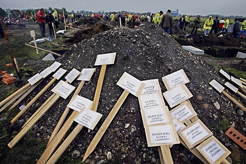 5-6 сентября в Беслане прошли десятки похорон. На могилы временно были установлены деревянные таблички с именами погибших заложников. 