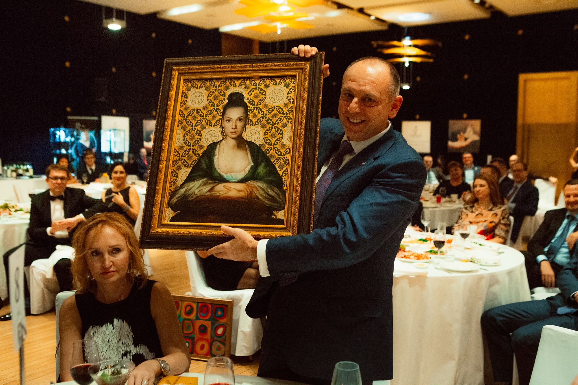 Максимальную сумму заплатил Дмитрий Пумпянский за картину Никаса Сафронова с изображенной на ней Чулпан Хаматовой &mdash; 3,06 млн рублей.
