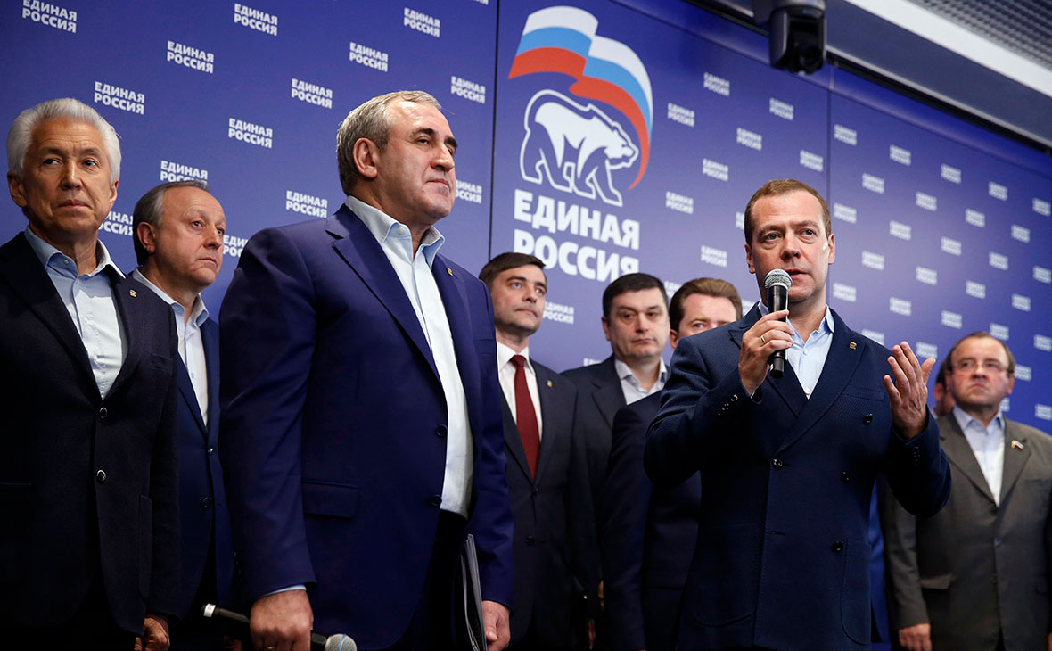 Сергей Неверов и Дмитрий Медведев (слева направо на первом плане)