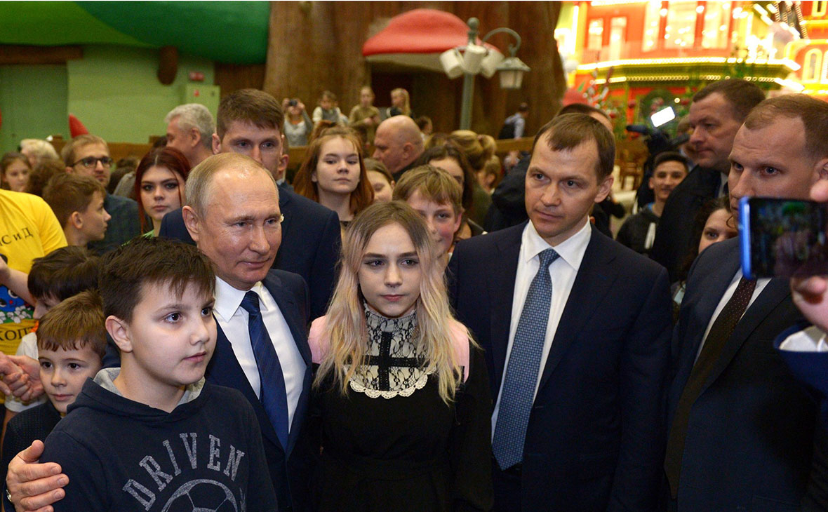 Владимир Путин во время посещения тематического парка развлечений &laquo;Остров мечты&raquo;