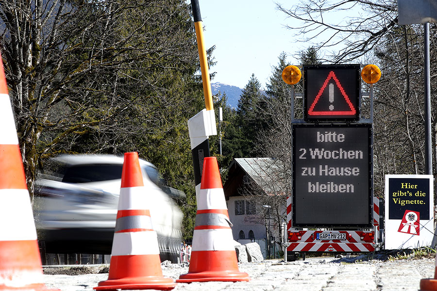 Грайнау, граница Германии и Австрии. Знак напоминает о необходимости двухнедельного карантина при въезде в ФРГ
