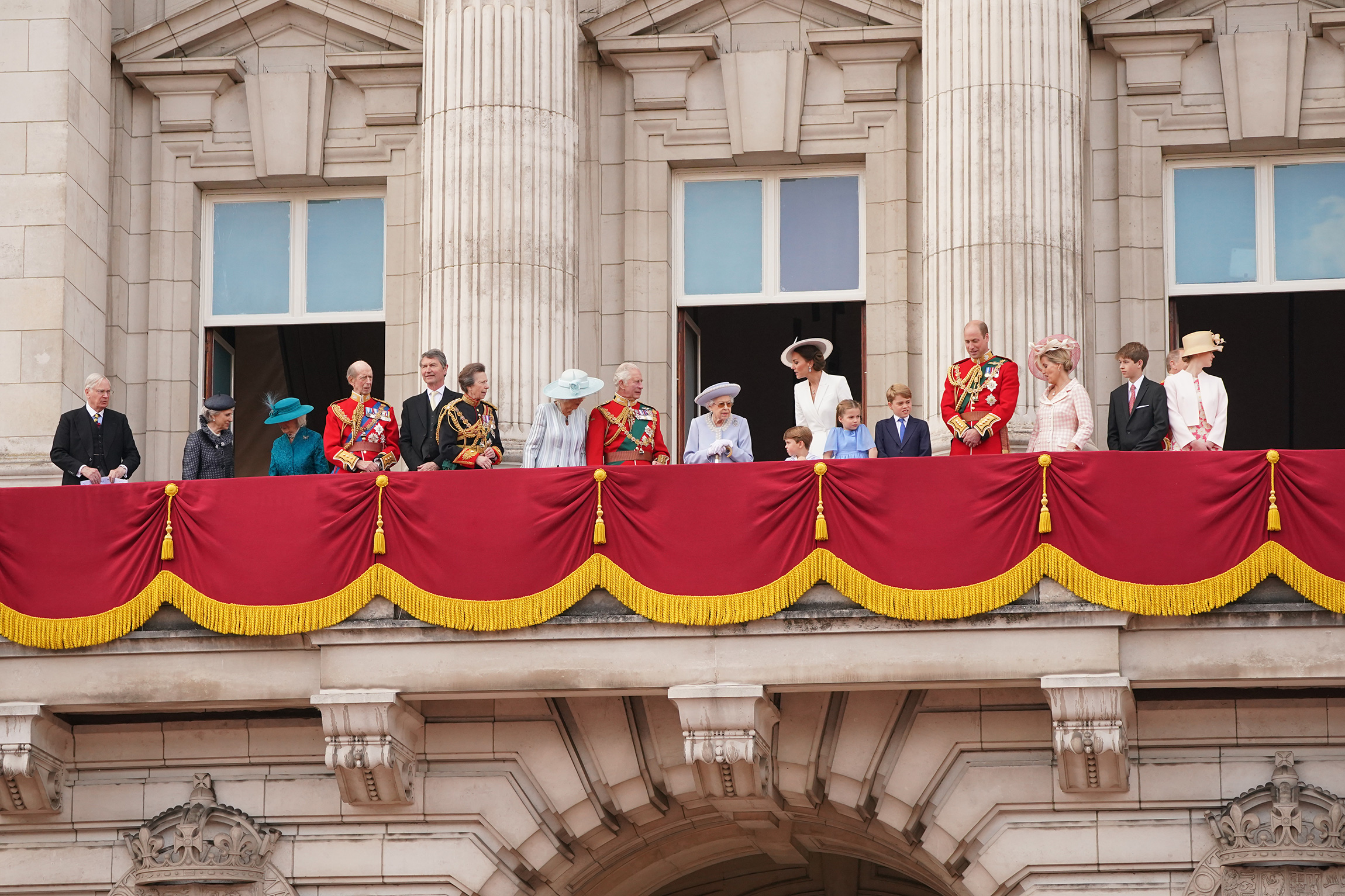 Члены королевской семьи на балконе Букингемского дворца во время парада, 2 июня. Слева направо: четвертый слева принц Эдвард (герцог Кентский), Тимоти Лоренс (муж принцессы Анны) и принцесса Анна, Камилла (герцогиня Корнуолльская), принц Чарльз, королева Елизавета II, принц Луи, Кэтрин (герцогиня Кембриджская), принцесса Шарлотта, принц Джордж, принц Уильям, Софи (графиня Уэссекская), Джеймс (виконт Северн), леди Луиза Виндзор, позади нее&nbsp;&mdash; принц Эдвард (граф Уэссекский)