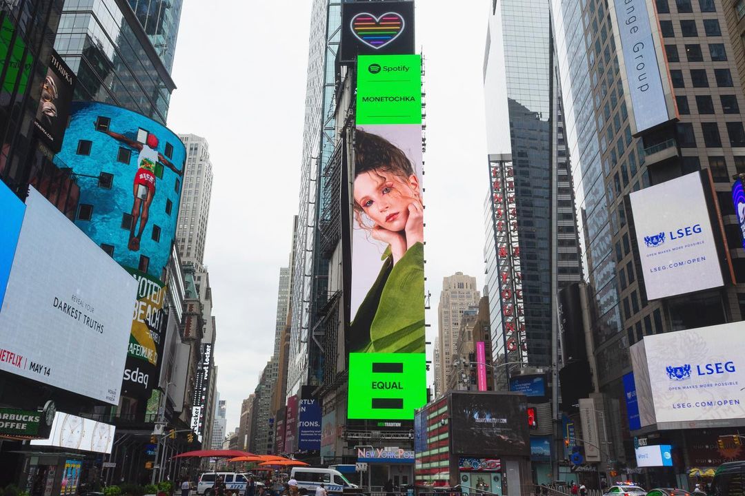 <p>В 2021 году на Times Square зажегся билборд Spotify, посвященный женщинам в музыкальной индустрии. Наряду с российской певицей Монеточкой на нем появились портреты исполнительниц из других стран: например, Сити Нурхализы из Малайзии, Saweetie из США и Сон Сынван (Wendy) из Южной Кореи.</p>