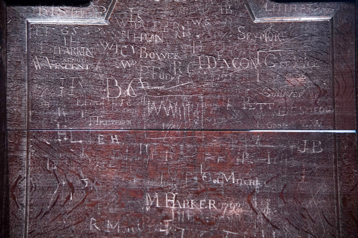 <p>Трон короля Эдуарда с вырезанными на нем инициалами, именами и фразами&nbsp;посетителей аббатства</p>