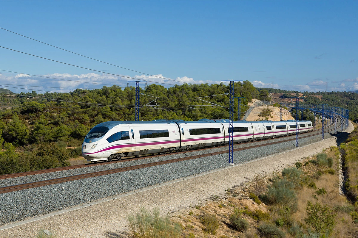 <p>Максимальная скорость испанского поезда S-103 из соображений безопасности ограничена 310 км/ч, однако состав способен развивать более 400 км/ч</p>