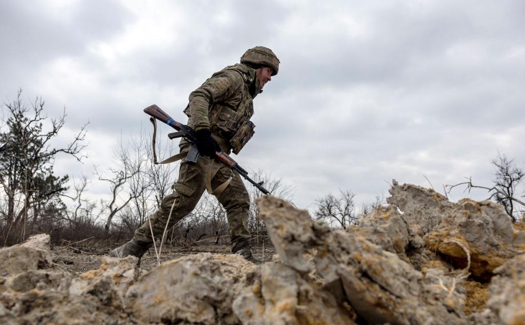Украина сообщила о возвращении тел 121 погибшего военнослужащего"/>













