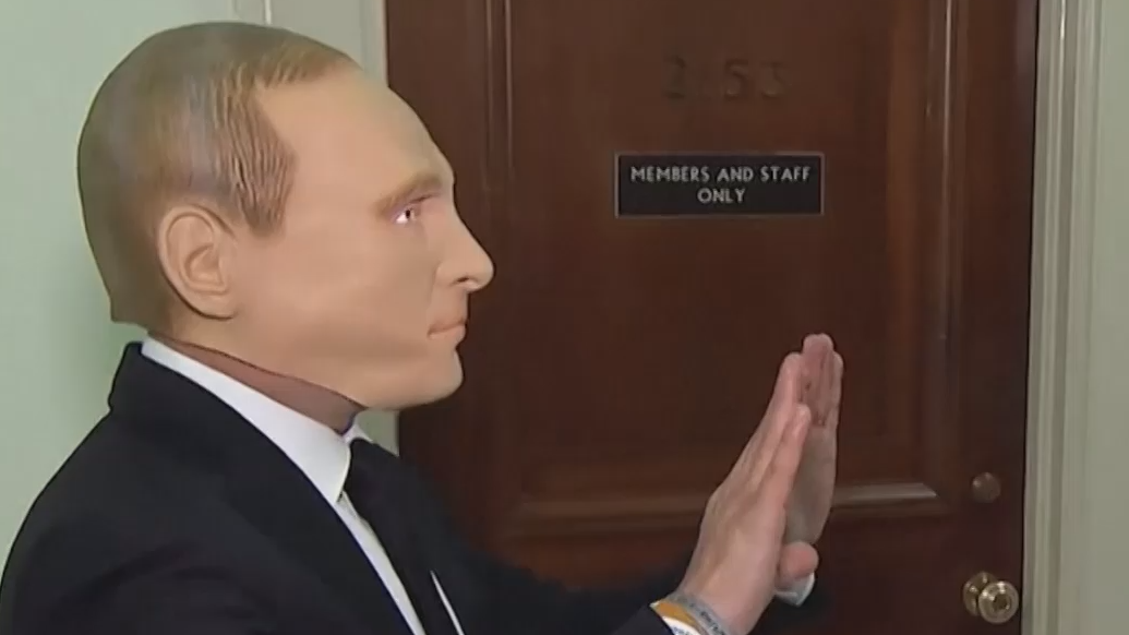 Конгрессмен пришел в маске Путина на слушания по импичменту Байдена